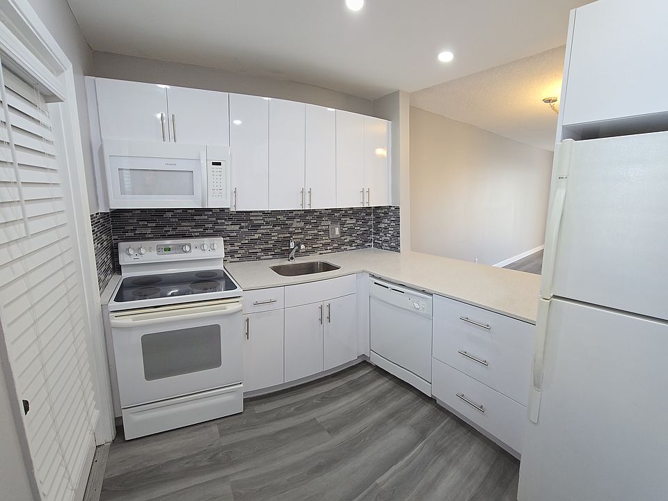 1st image of 950 Hillcrest Dr APT 306
