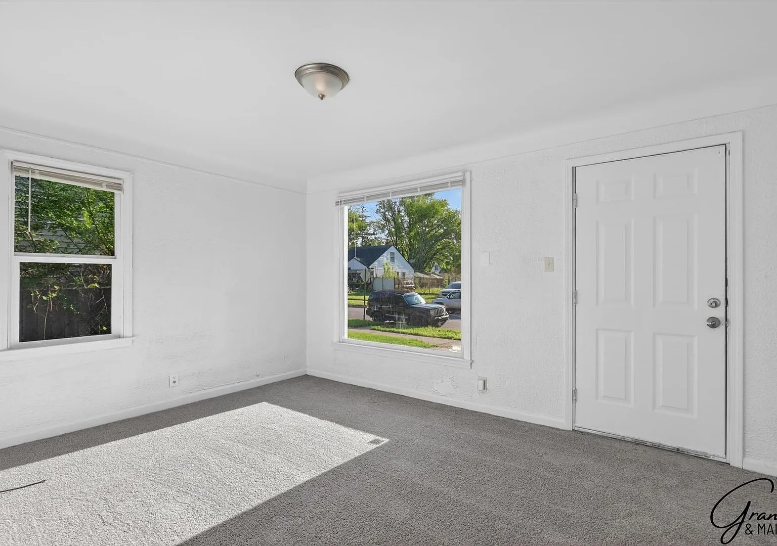 $1250 3 bed Bungalow — Photo 2