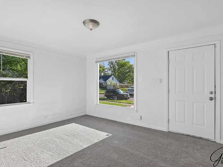20259 Oakfield St — Photo 2