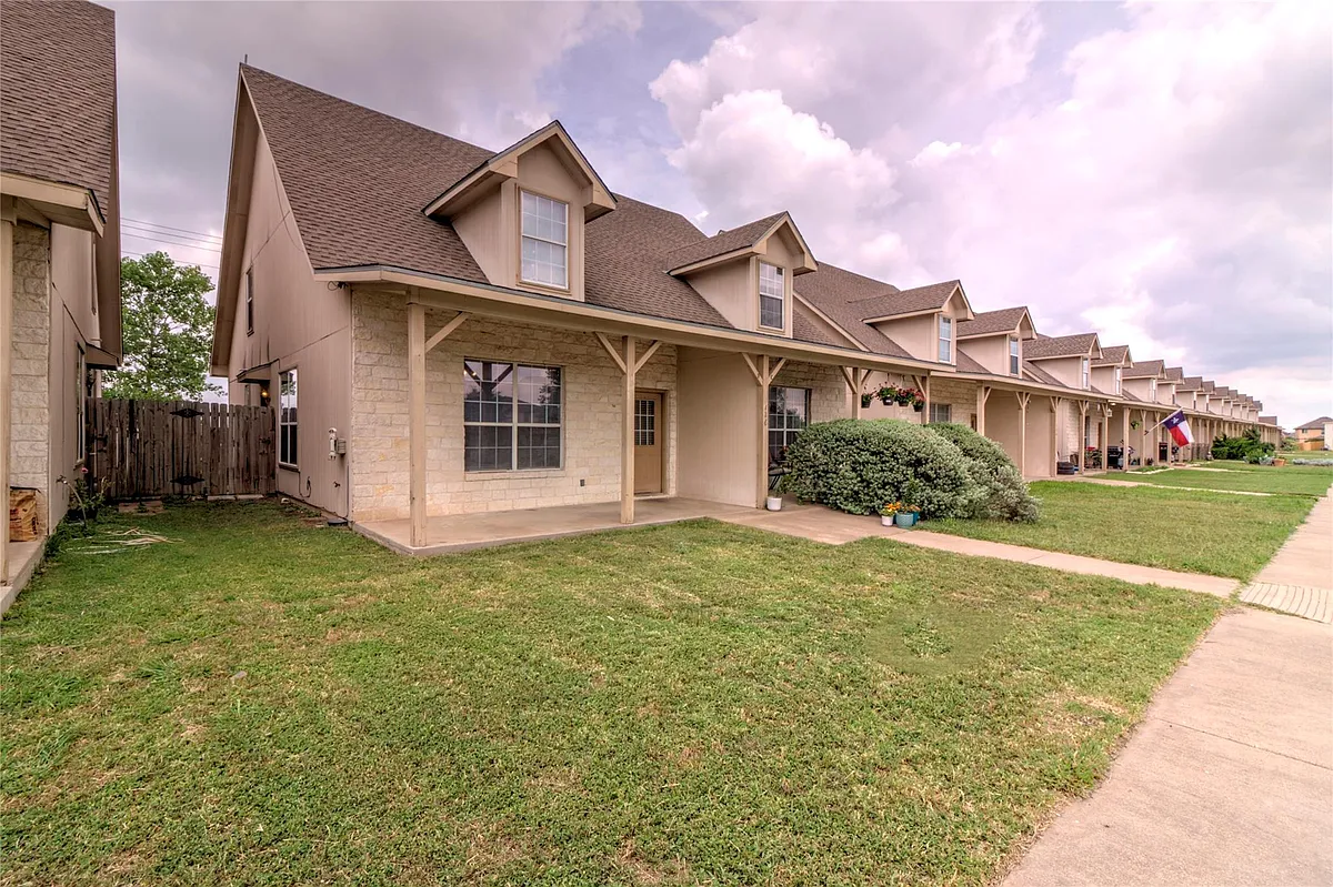 Building Photo - 126 Sandstone Dr #D