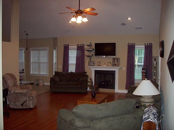 Living Room - Vaulted ceilings / Gas Fireplace