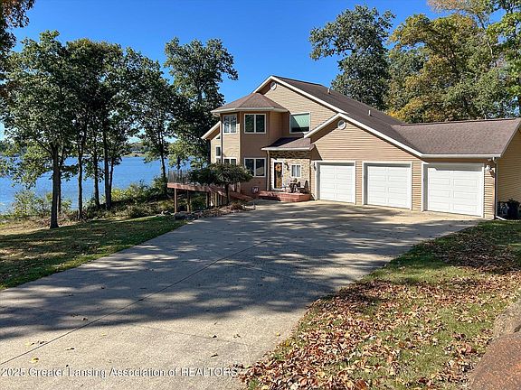 3rd image of 2630 Winona Dr