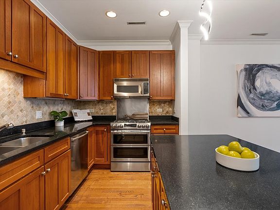 4th image of 800 W Cornelia Ave APT 407