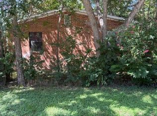 413 SW 1st St, Waelder, TX 78959