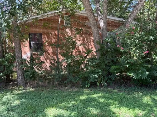 413 SW 1st St, Waelder, TX 78959