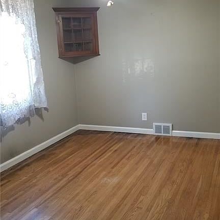 5th image of 100 Calvin Ct N