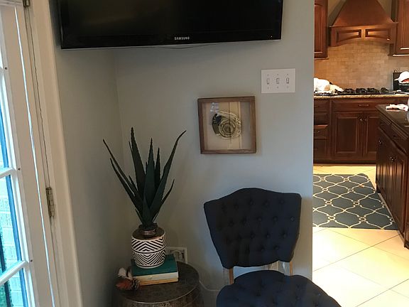 4th image of 1650 Griffith Ave