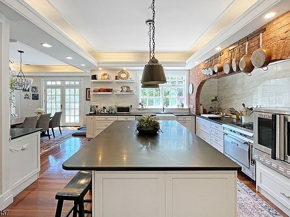 5th image of 1 Hillview Drive
