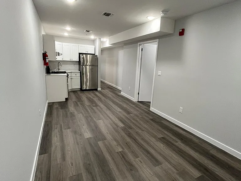 185 Broadway — Photo 9