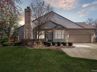 39472 Edgewater Dr, Northville, MI 48168