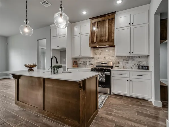 4516 Hambletonian Ln, Mustang, OK 73064