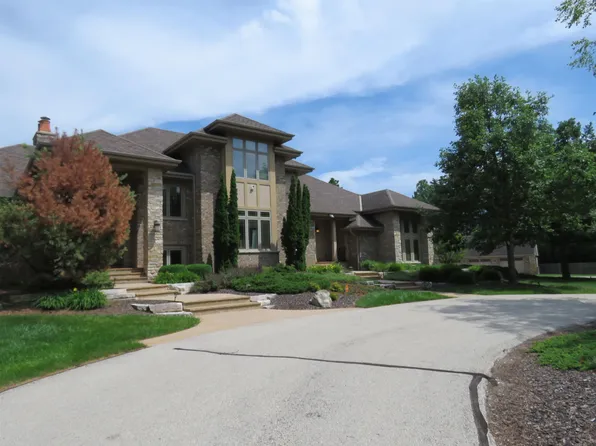 9090 N Range Line Rd, River Hills, WI 53217