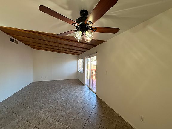 4th image of 815 W Avenue H7