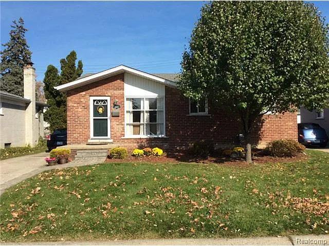 22471 Wildwood St photo 1