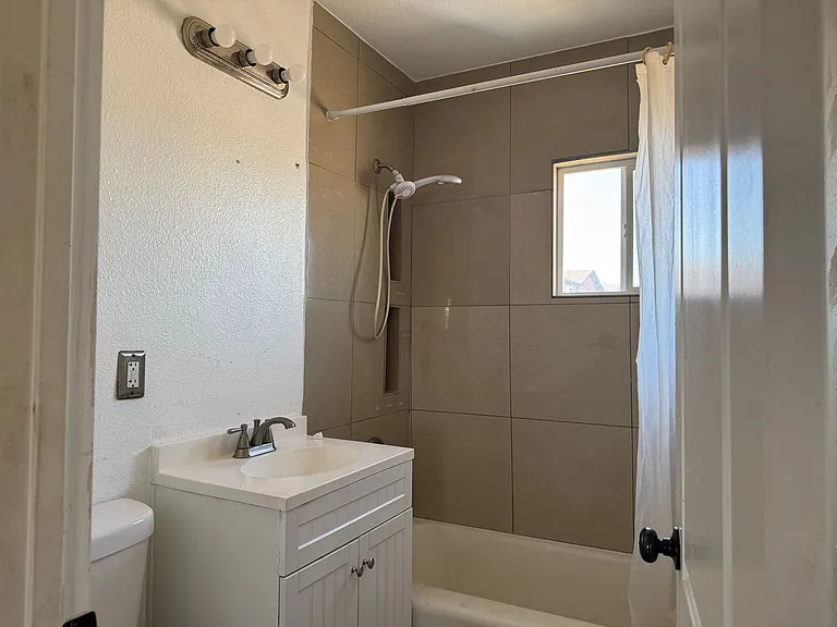472 Hunter Dr — Photo 5
