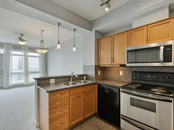 133 NE Rockyledge Vw NW #14, Calgary, AB T3G 5X2