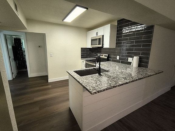 4th image of 140 Doe Run Rd