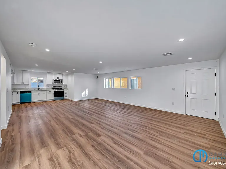 11845 Hamlin St — Photo 3