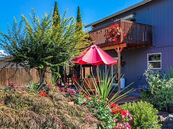 4th image of 323 Maple Dr N #323