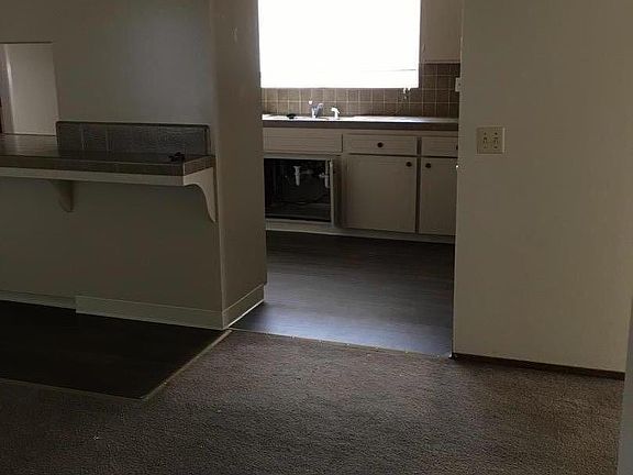 3rd image of 421 Windsor Ct