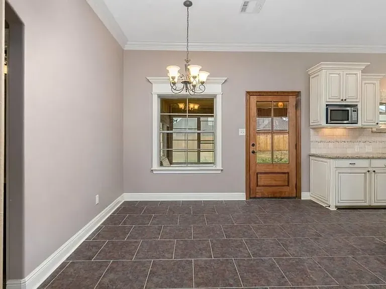 2750 Ithaca Dr — Photo 6