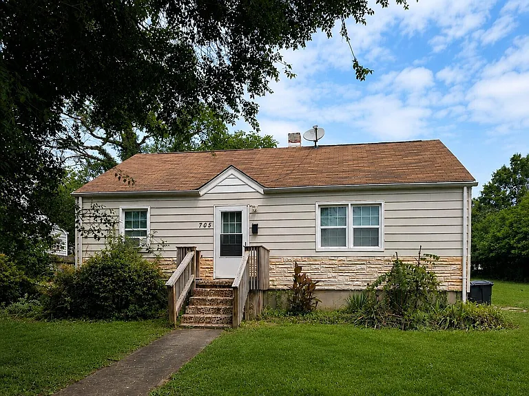 705 Queen Ave NW — Photo 1