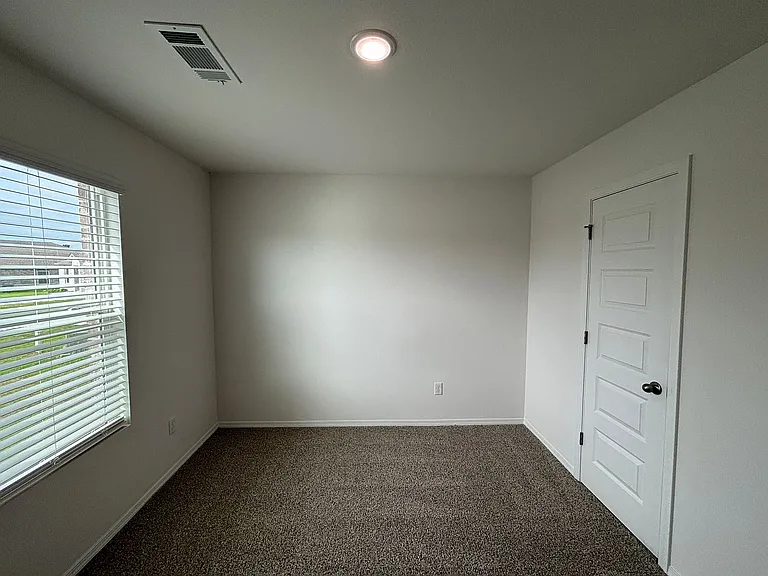 213 Preston Ln — Photo 5
