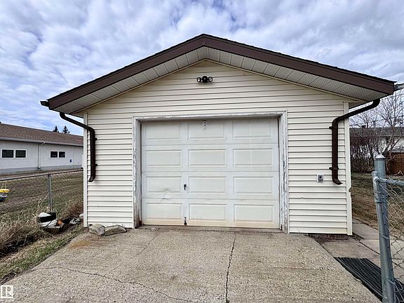 4th image of 5121 52nd St