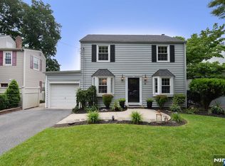 418 Burlington Rd, Paramus, NJ 07652