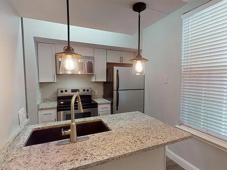 2814 Nueces St #202 — Photo 4