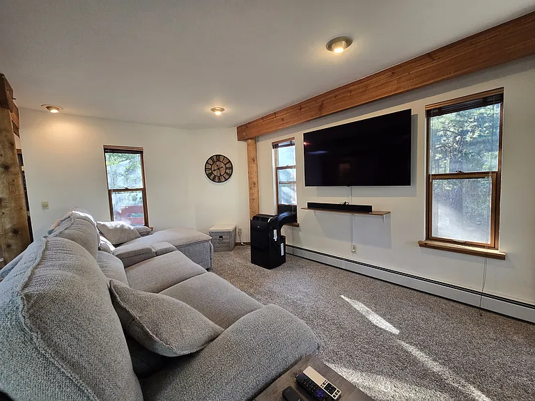 1060 Kings Crown Rd — Photo 3