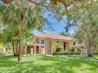 370 Prestwick Cir APT 1, Palm Beach Gardens, FL 33418
