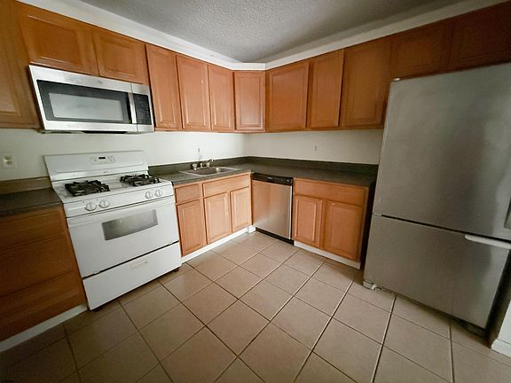 5th image of 172 Colonial Ct #172