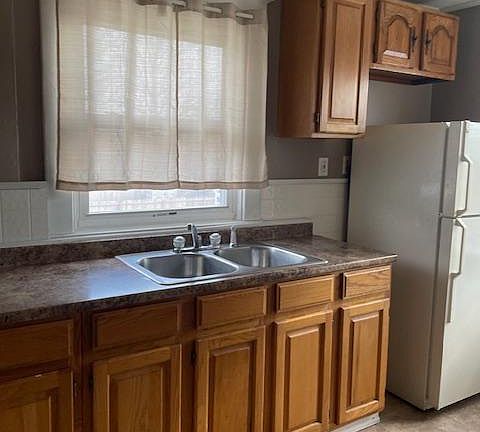 4th image of 363 Miller St #2