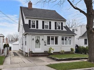 108 Ingraham Ln, New Hyde Park, NY 11040