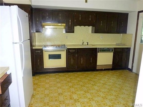 5th image of 32 Pomarico Dr