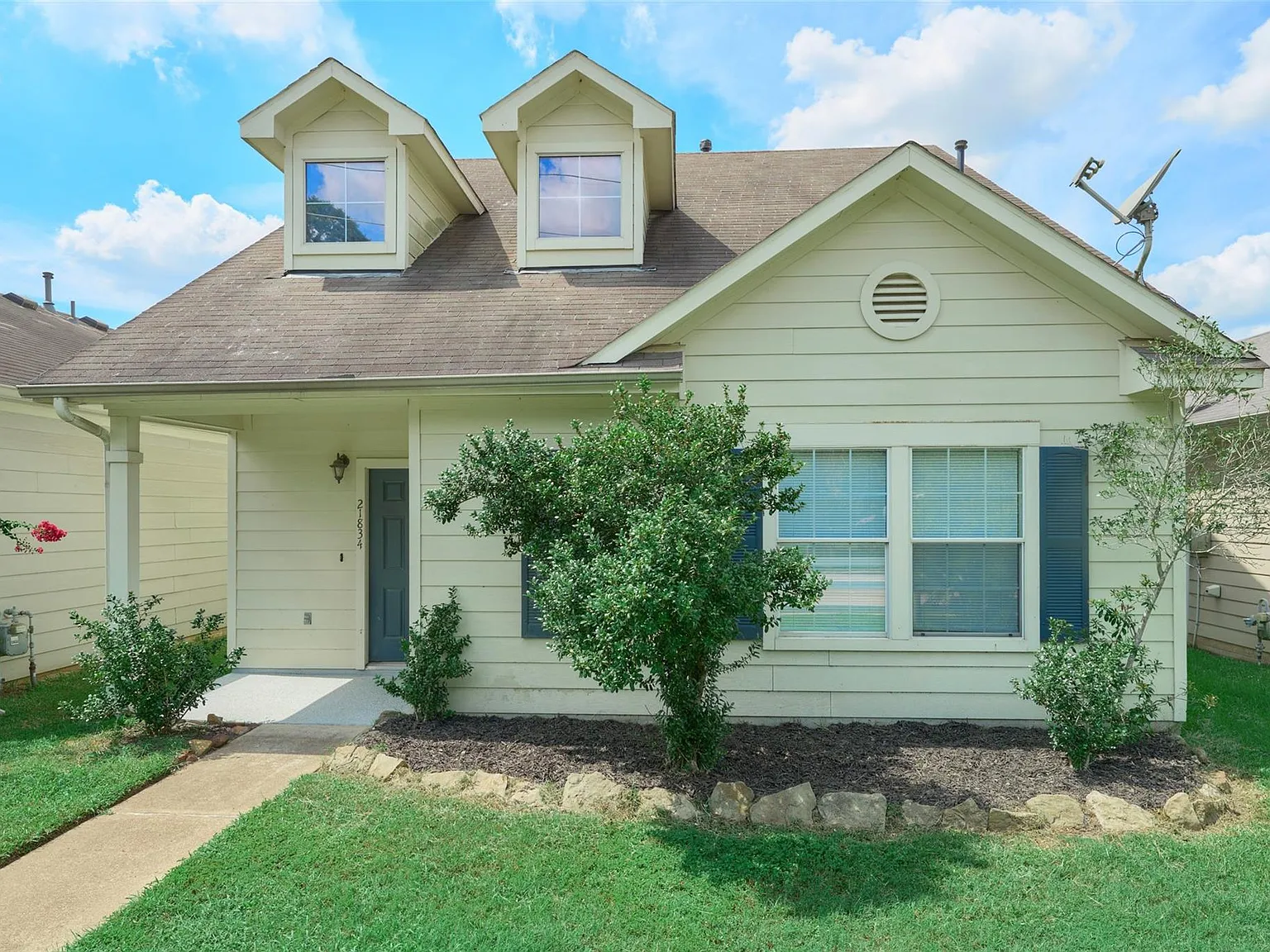 4 bed, 2.5 bath, 1660 sqft, $2,200 — Photo 2