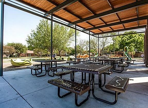 4th image of 743 Scottsdale Dr