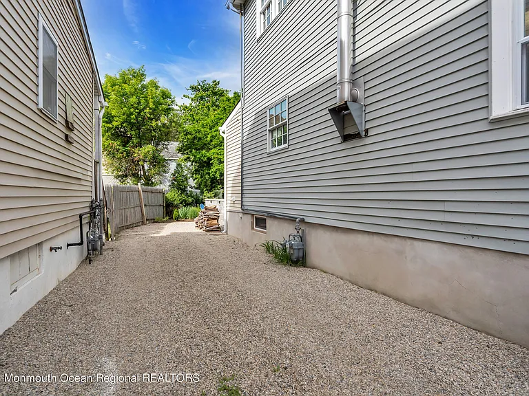 237 Bay Ave — Photo 43