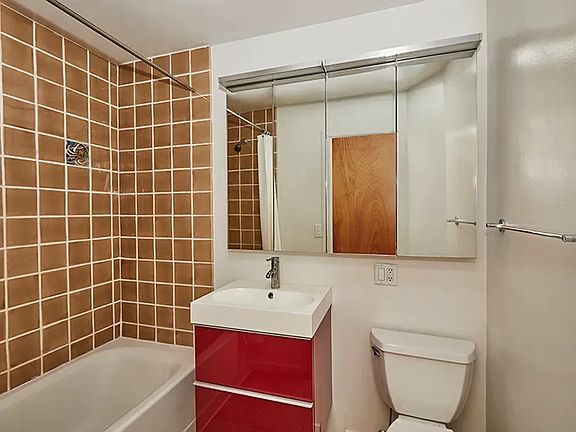 5th image of 665 Carroll St