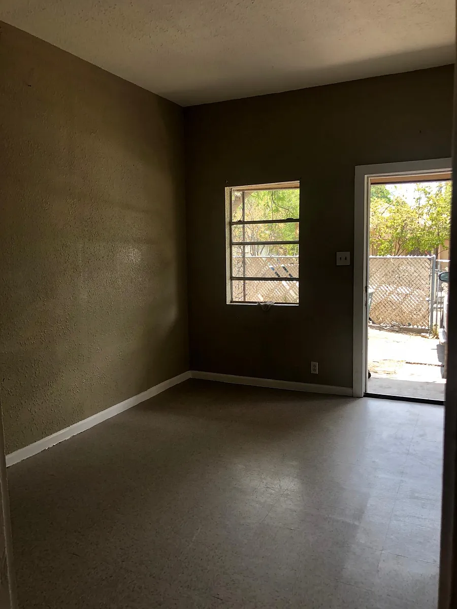 Building Photo - 1716 Iturbide St