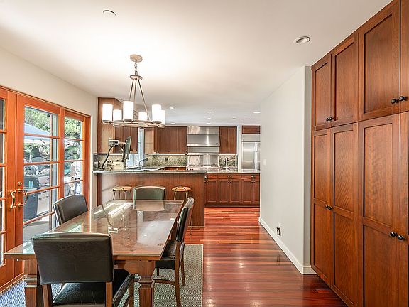 Eat-In Kitchen+Breakfast Bar