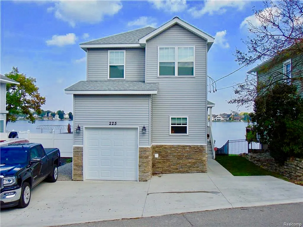225 Bellevue Ave photo 1