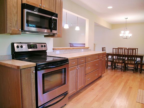 2nd image of 3411 Maplewood Dr