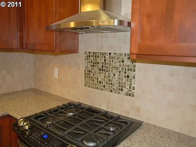 73 NE Graham St — Photo 3