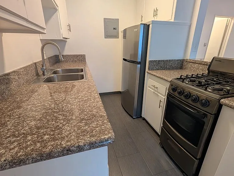 1328 Gordon St #7 — Photo 9