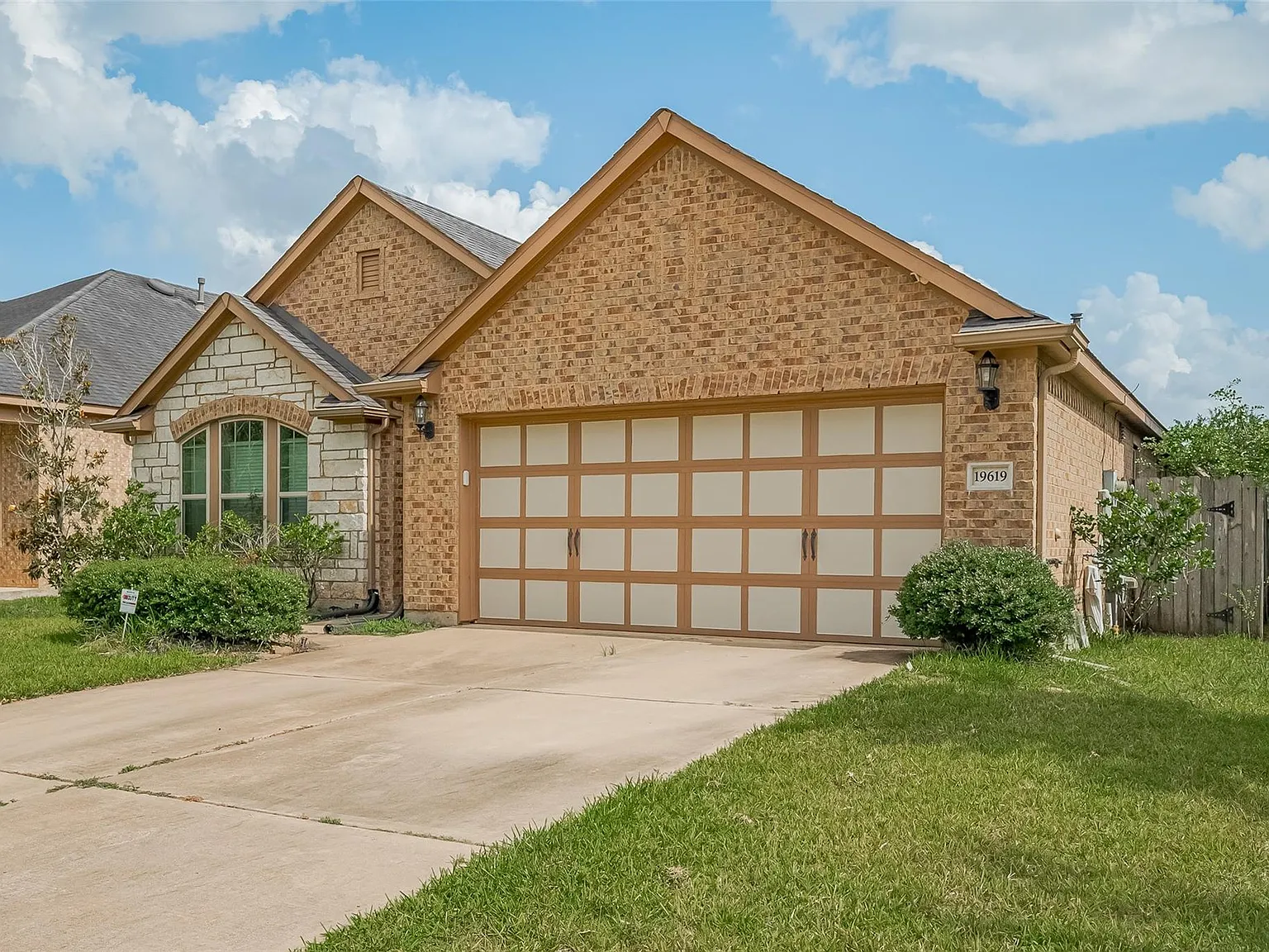 3 bed, 2.0 bath, 2209 sqft, $2,450 — Photo 3