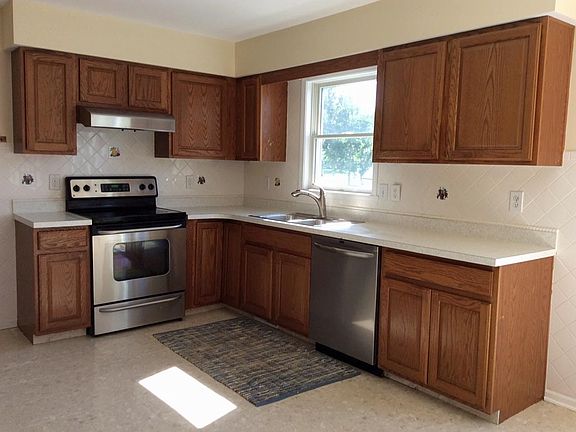 4th image of 38 Stony Brook Dr