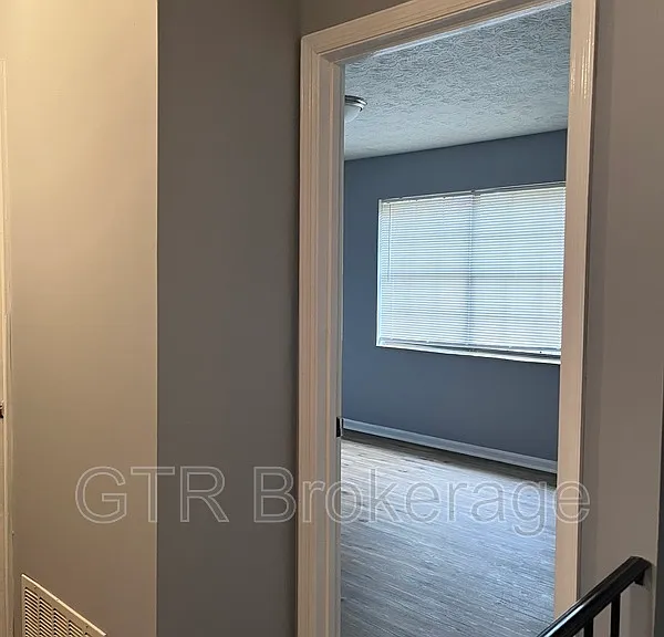 2584 Stratford Ln — Photo 9