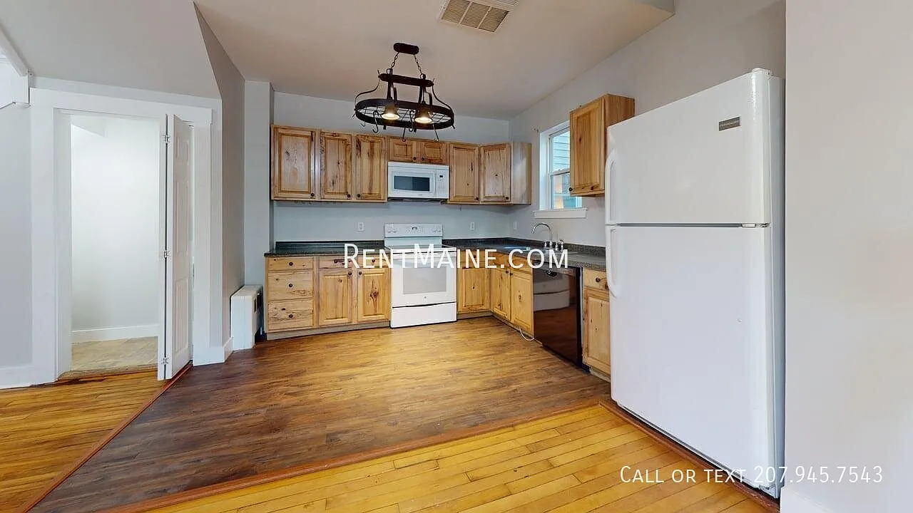 3 bed, 1.5 bath, 2020 sqft, $2,000 — Photo 1